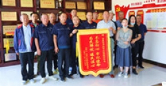 辦實(shí)事解難題 用戶致謝送錦旗