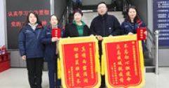 【市城市燃熱集團(tuán)富泰熱力】防疫助學(xué)獻(xiàn)愛(ài)心  贈(zèng)旗寫信表深情