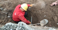 【市城市燃熱集團(tuán)富泰熱力】安裝分公司：緊急出動(dòng)堵漏點(diǎn)