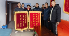 【市城市燃熱集團(tuán)富泰熱力】及時(shí)破解用熱難題 一天收獲兩面錦旗